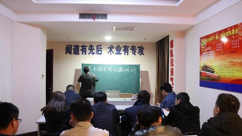 选择合适的专业课培训，需要关注以下几个方面：