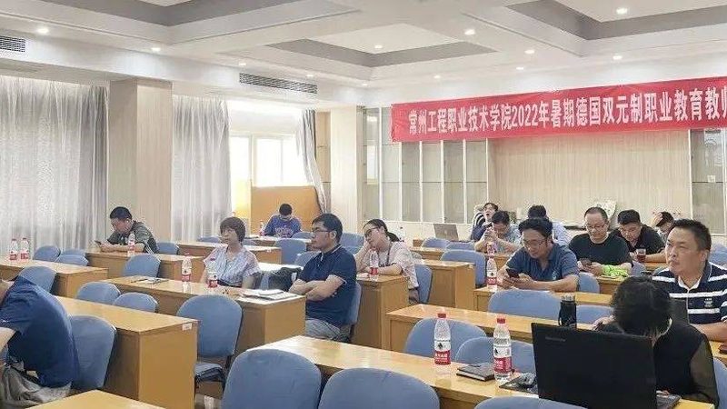 建造师培训机构的收费标准主要由以下几个方面构成：